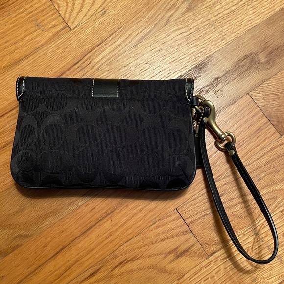 ⭐️HP⭐️🆕Coach wristlet - Picture 2 of 6